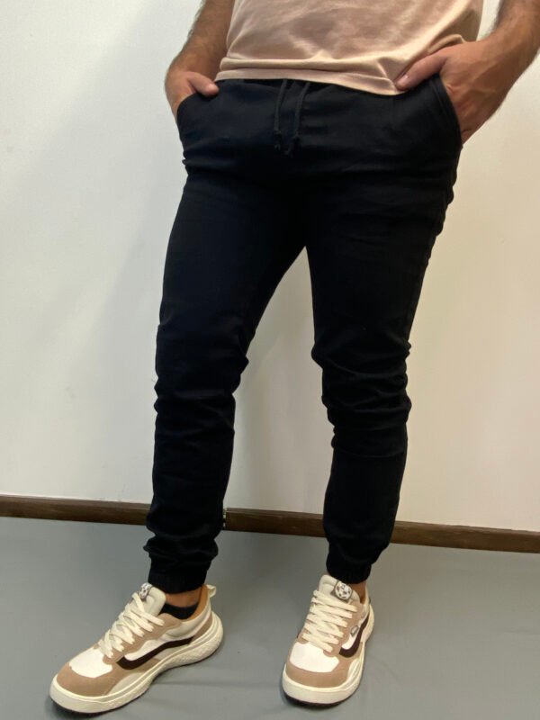 Jogger masculino de gabardina en varios colores