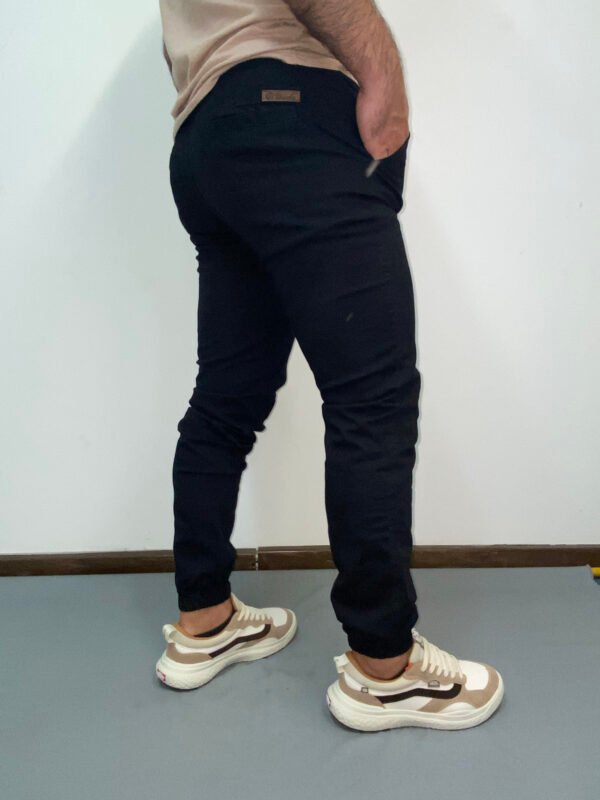Estilo y Comodidad: Jogger Gabardina para Hombre - Image 3