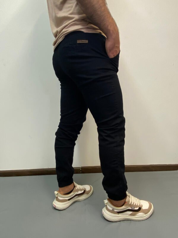 Estilo y Comodidad: Jogger Gabardina para Hombre - Image 2