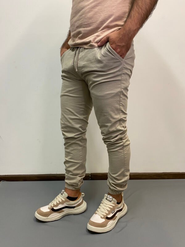 Estilo y Comodidad: Jogger Gabardina para Hombre - Image 5