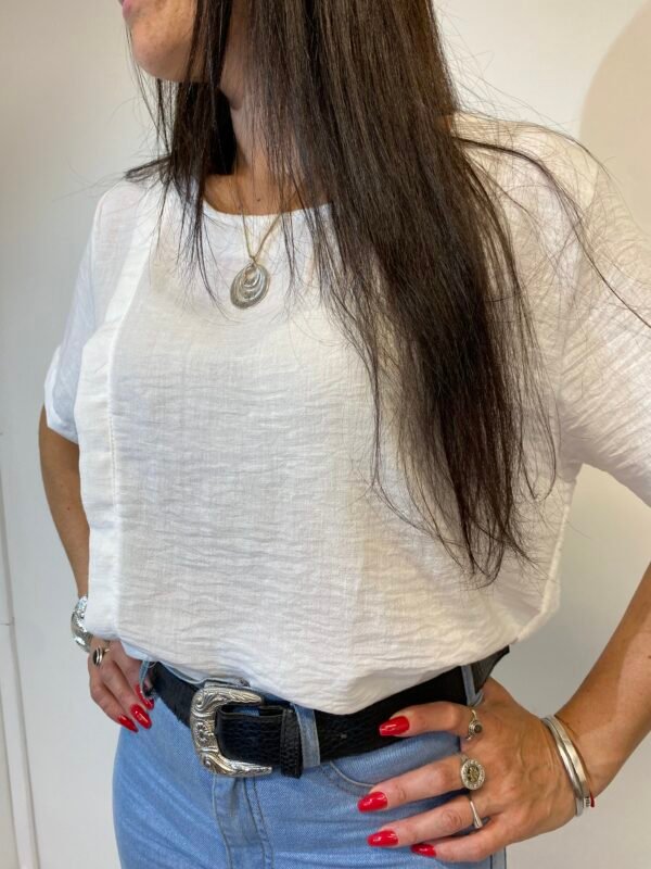 Remera de Lino con Detalle de Corte: Un Must-Have en Tu Armario