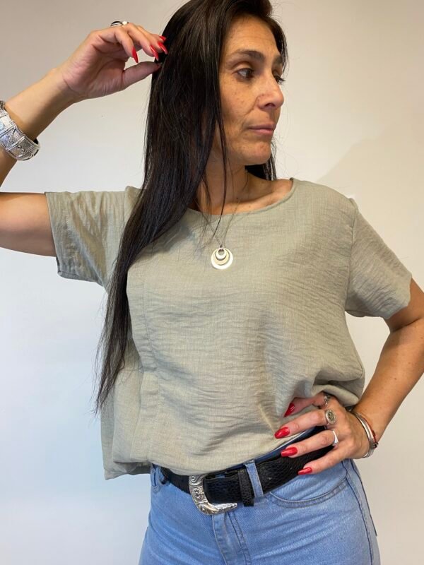 Remera de Lino con Detalle de Corte: Un Must-Have en Tu Armario - Image 4
