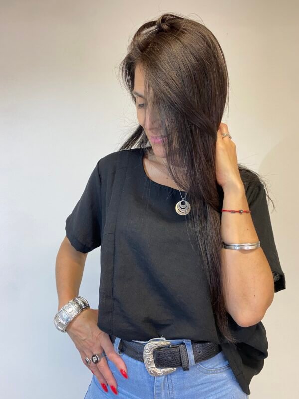 Remera de Lino con Detalle de Corte: Un Must-Have en Tu Armario - Image 3