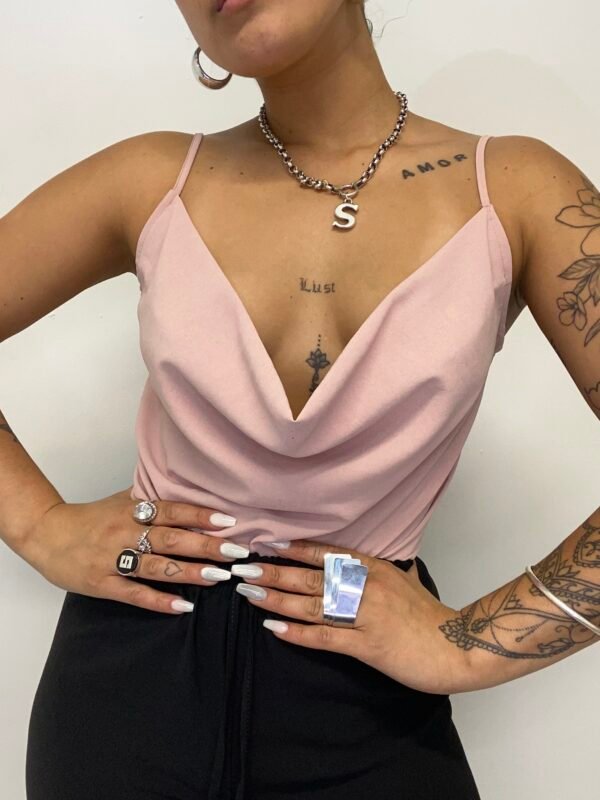 Musculosa de Crep con Escote Drapeado: Versatilidad y Estilo